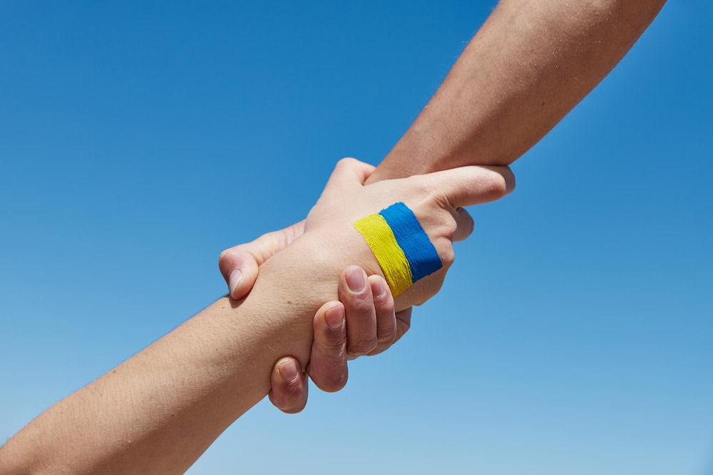 Lend,A,Hand,Help,Painted,In,Ukrainian,Flag,Colors,Against